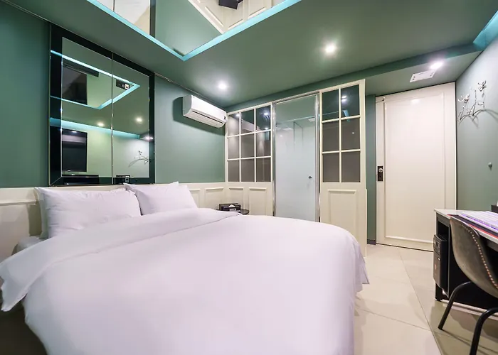Shinchon Wol Hotel *