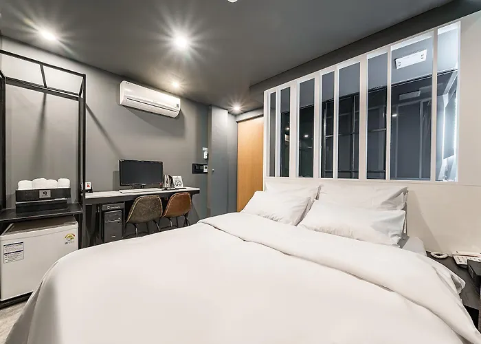Shinchon Wol Hotel *